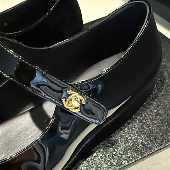 BRAND NEW CHANEL Black Patent Leather Mary Jane Flats - Picture 6 of 8